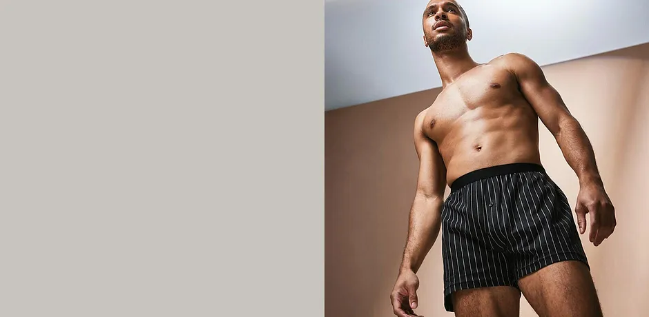 Gestreifte schwarze Boxershorts. Minimalistische, aber stilvolle Unterwäsche für Männer.