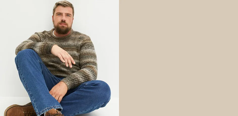 Pull en maille douillet dans des tons terreux associé à un jean classique.