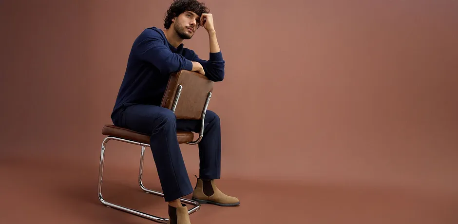 Beau pull en maille bleu foncé associé à un pantalon bleu foncé.