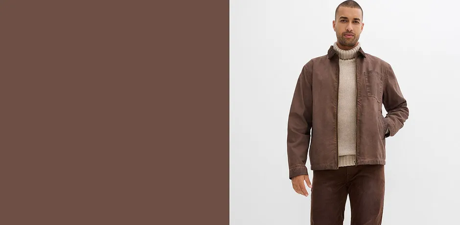 Veste marron, pull à col roulé beige et pantalon assorti.