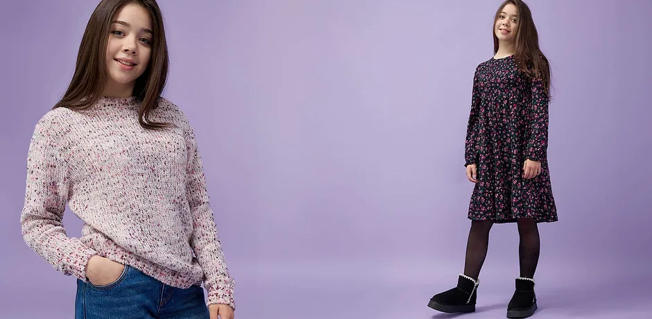 Un pull en maille confortable dans des nuances de rose et une robe à fleurs à manches longues, collants noir et bottines douillettes.