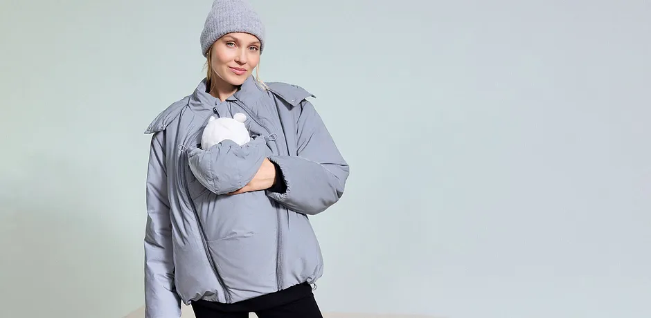 Veste de grossesse grise et bonnet douillet pour la saison froide.