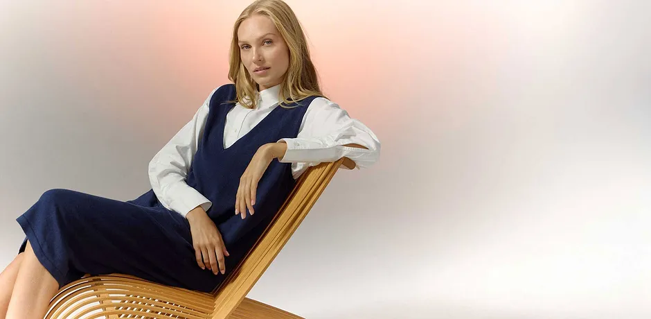 Kombination aus weißer Bluse und dunkelblauen Kleid.