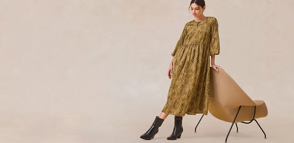 Elegantes grünes Kleid mit langen Ärmeln.