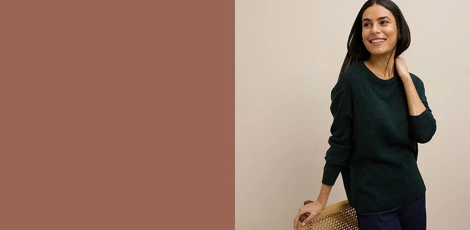Pull en maille vert profond avec encolure ronde.