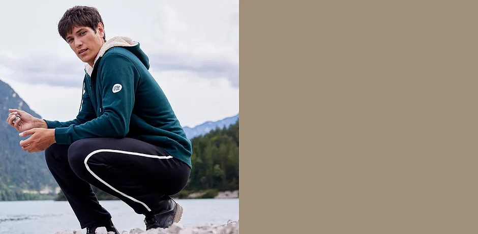 Gilet sweat vert et pantalon de jogging noir pour vos activités de plein air.