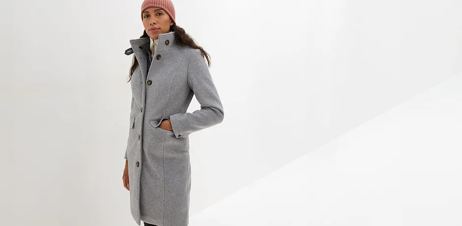 Manteau en laine gris élégant et bonnet marron.