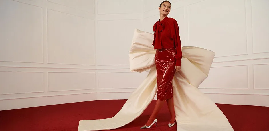 Elegante rote Bluse trifft auf glänzenden Rock.