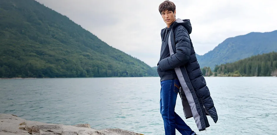 Doudoune chaude et jean pour rester bien à l'abri du froid.