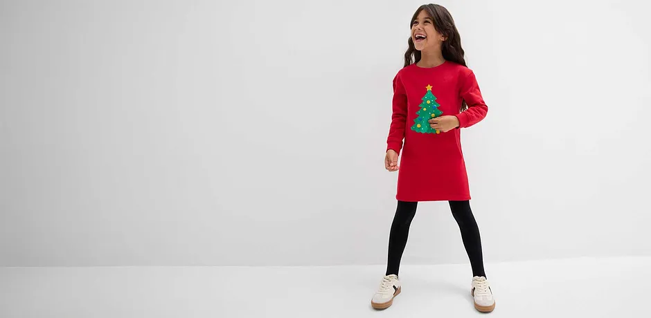 Une fille portant une robe rouge.