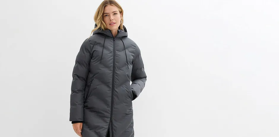 Langer, grauer Wintermantel mit Kapuze und Reißverschluss.