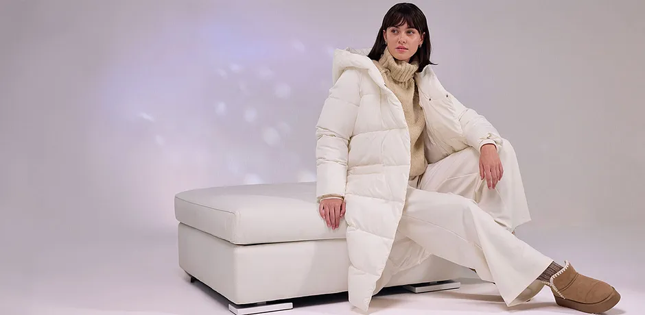 Manteau doudoune couleur cr&egrave;me, pantalon blanc et bottines chaudes.