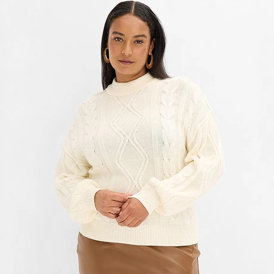 Weißer Strickpullover mit Zopfmuster und Rollkragen. 