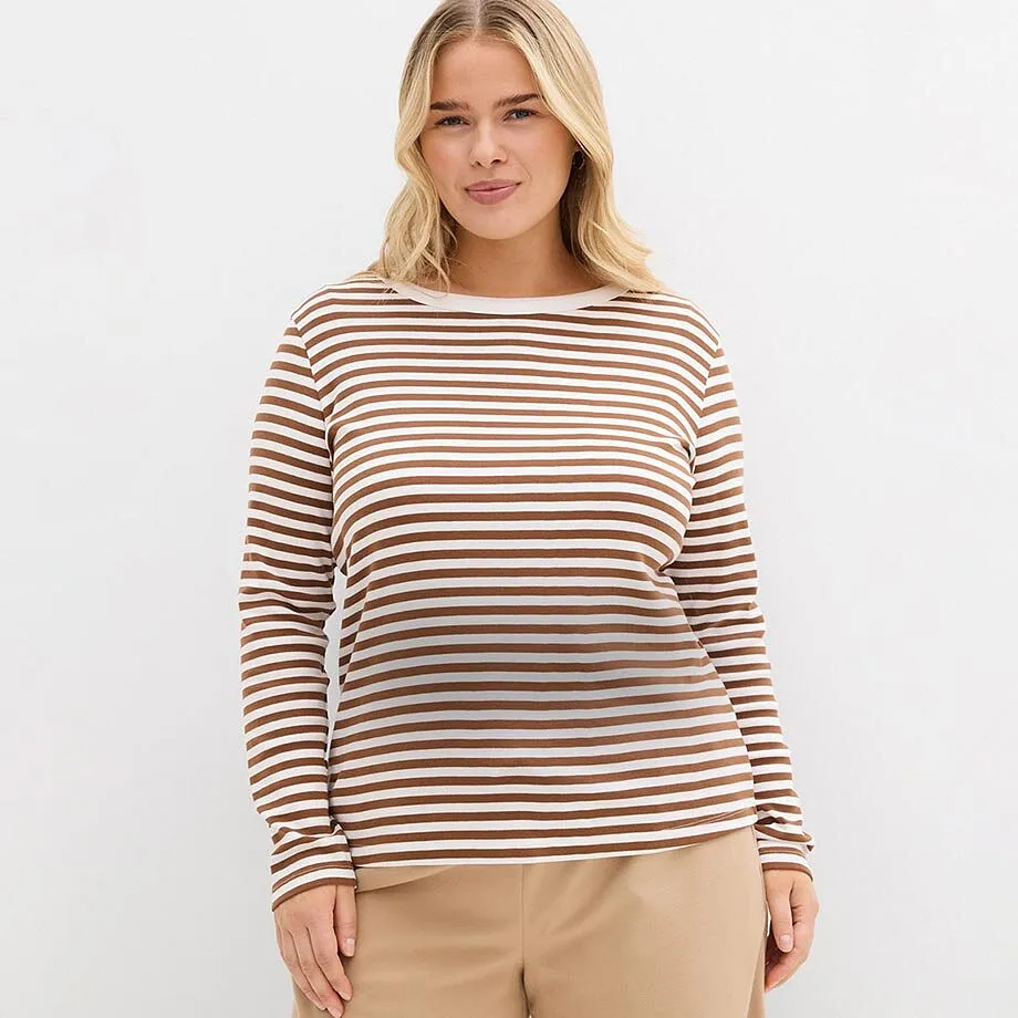 Gestreiftes Langarmshirt in Braun und Weiß. 