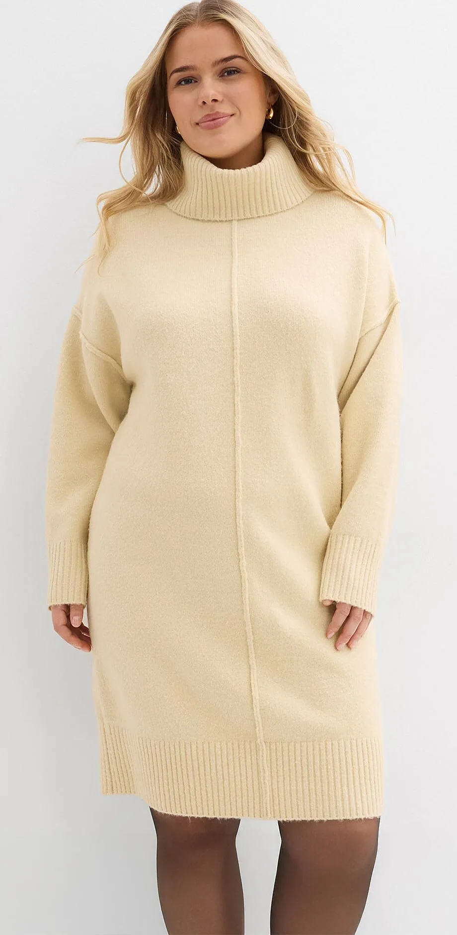 Cremeweißes Strickkleid mit hohem Kragen und langen Ärmeln.