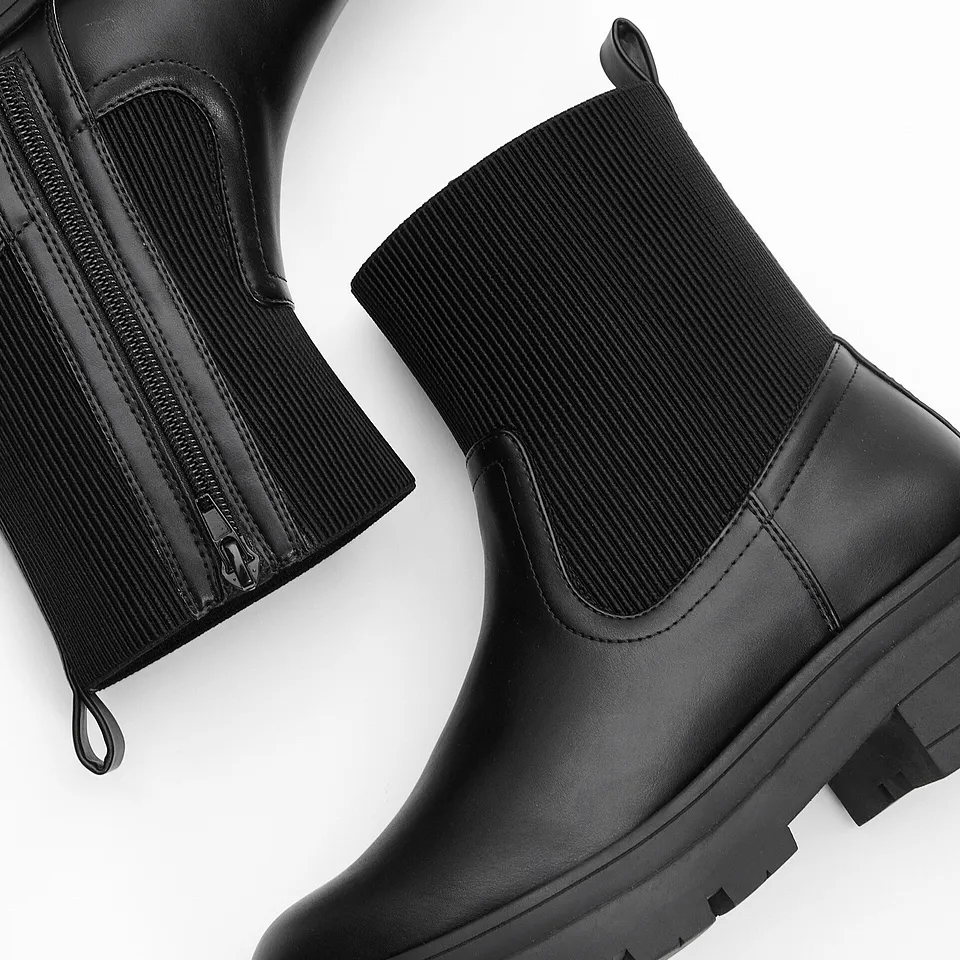 Boots noires élégantes.