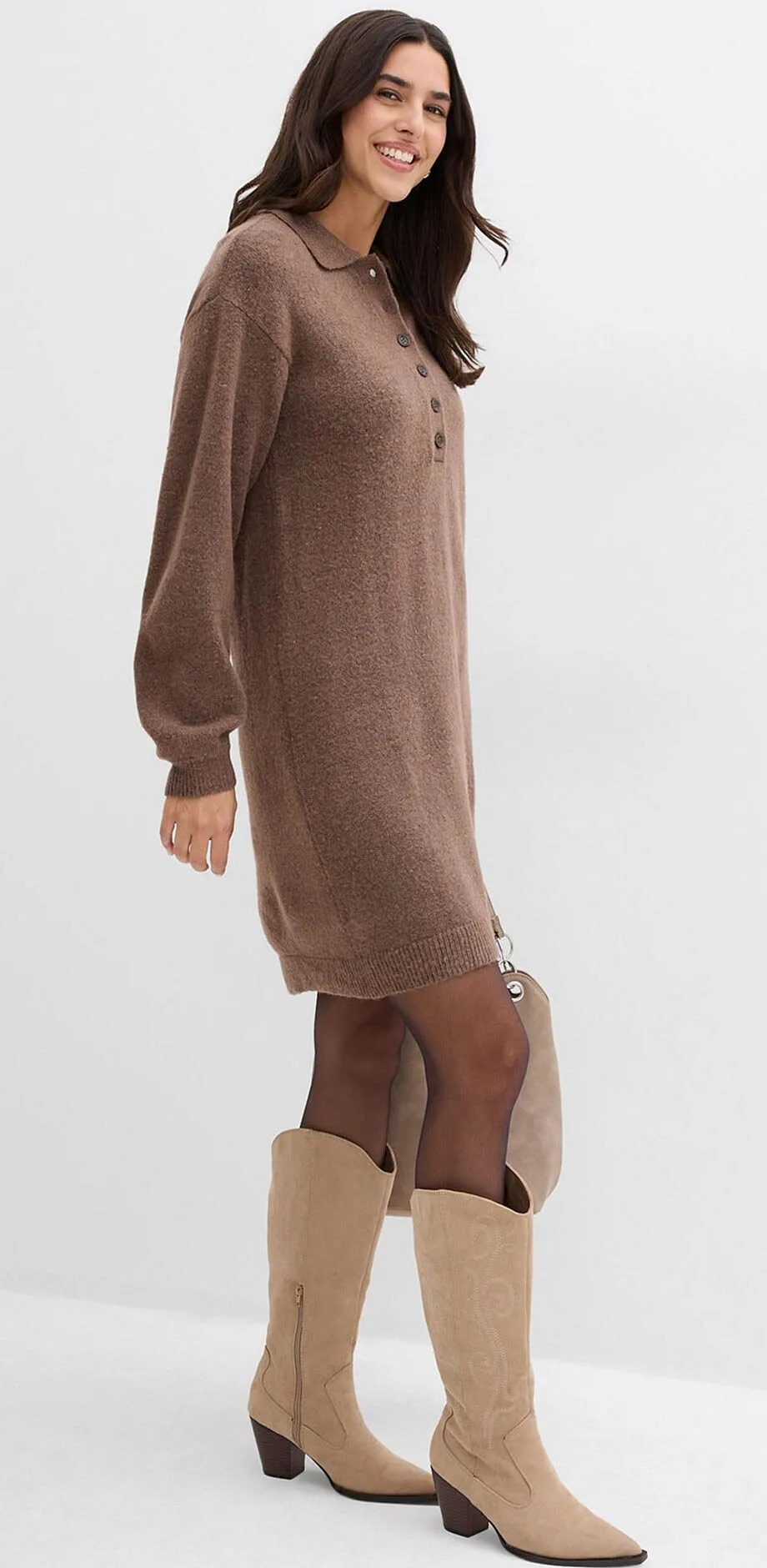 Robe en maille marron à col, associée à des bottes claires.