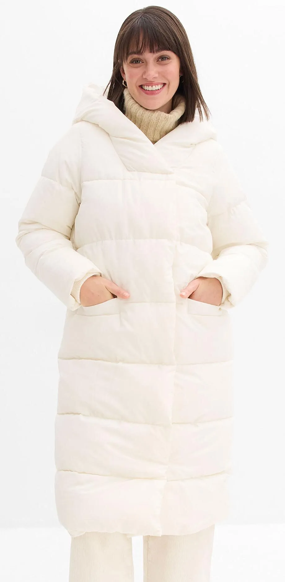 Manteau matelassé blanc à capuche avec poches.