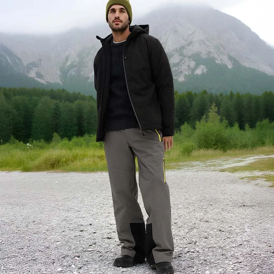 Veste d'hiver fonc&eacute;e, pantalon gris et bonnet vert.