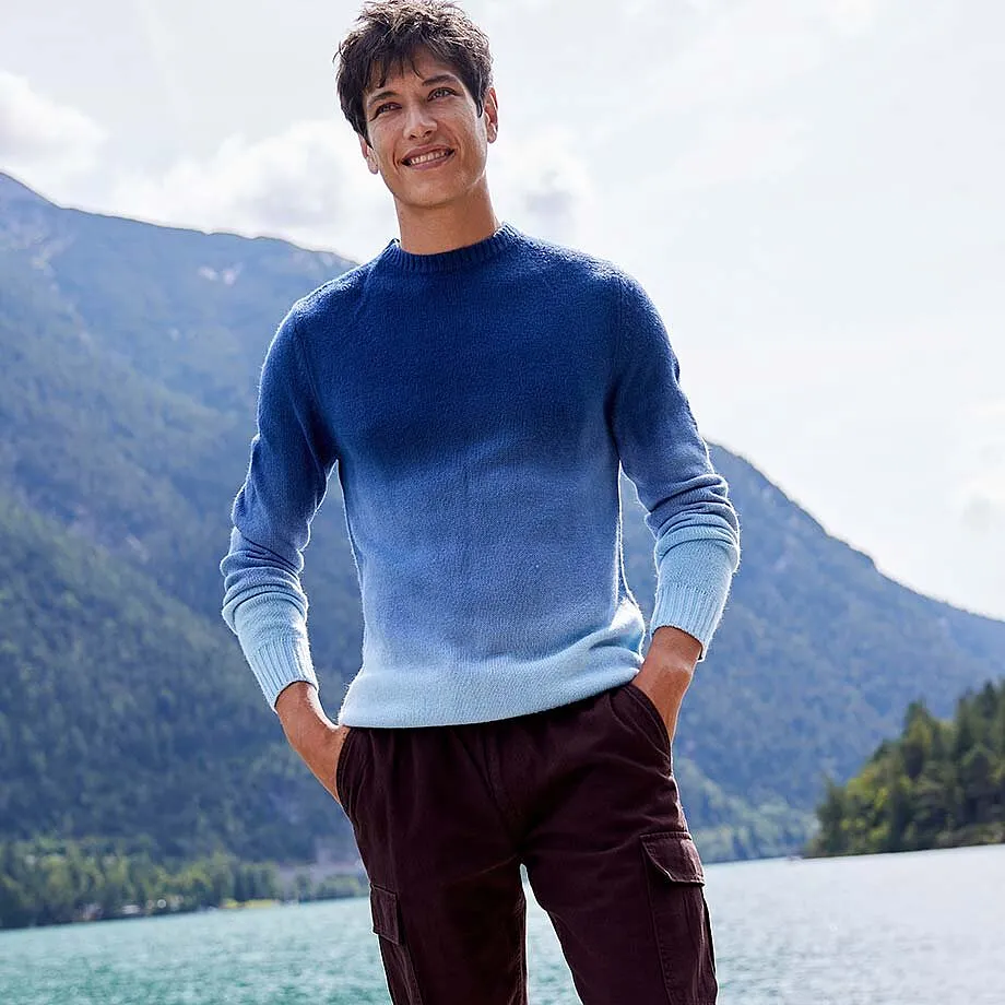 Pull en d&eacute;grad&eacute; de couleur bleu et pantalon cargo fonc&eacute; pour un look d&eacute;contract&eacute;.