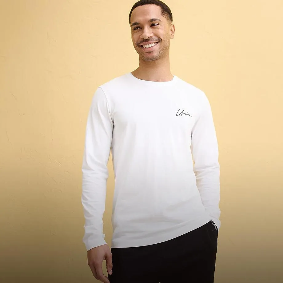 Schlichtes wei&szlig;es Langarmshirt mit kleinem Logo.