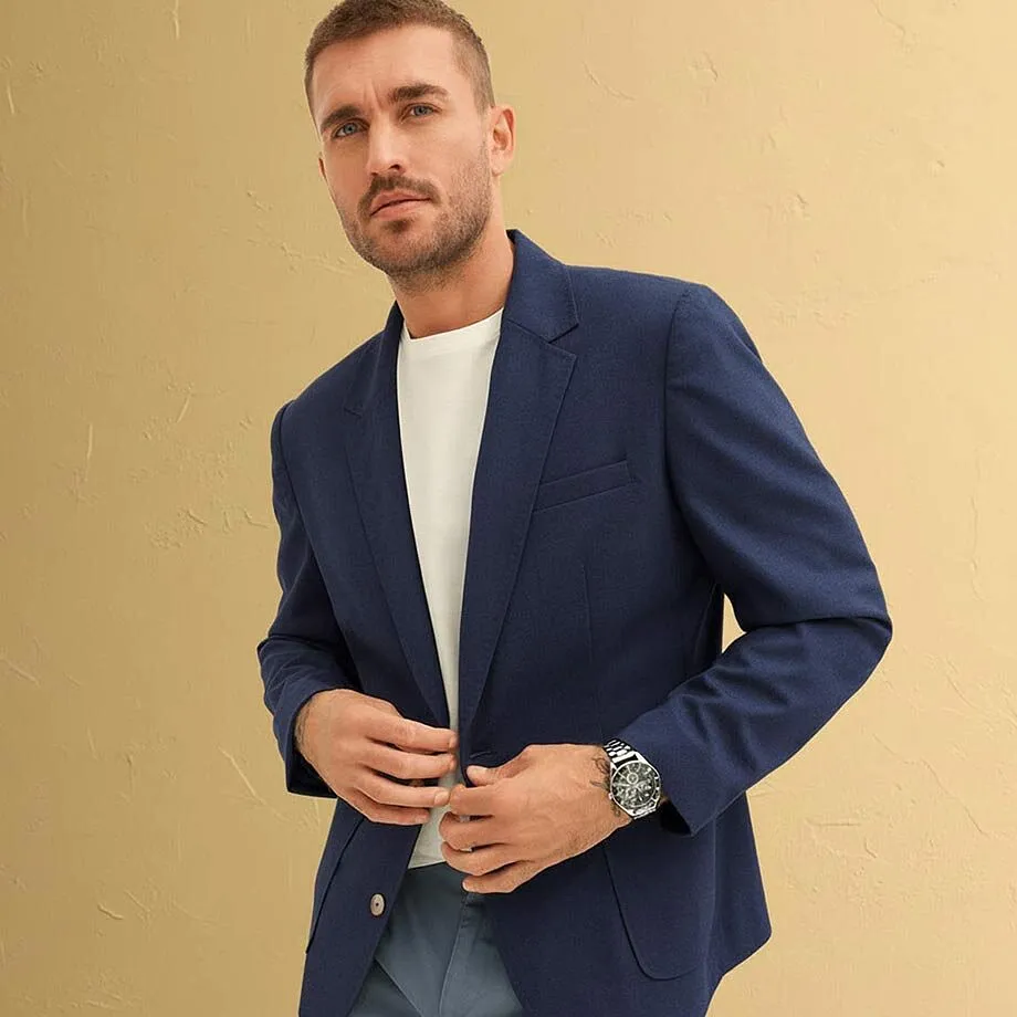 Eleganter blauer Blazer &uuml;ber wei&szlig;em Shirt.