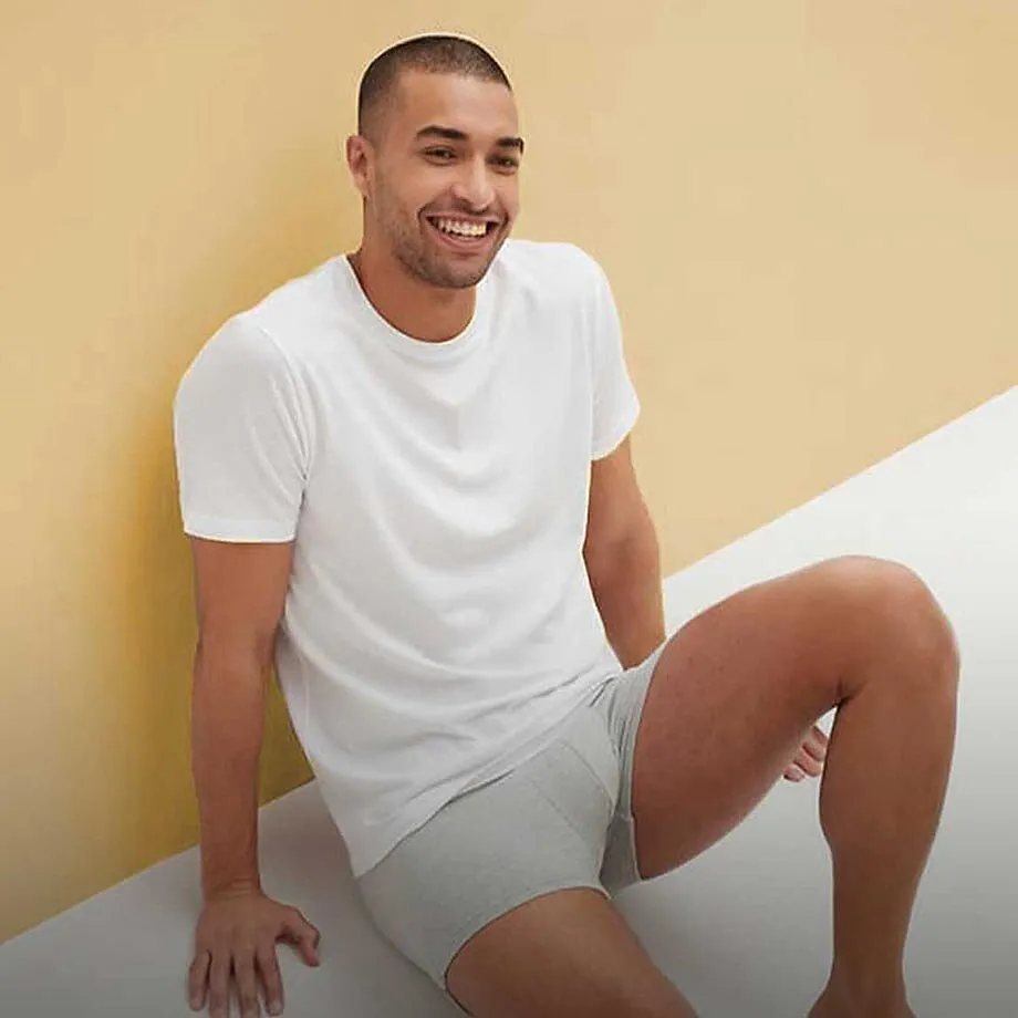 Wei&szlig;es T-Shirt und graue Boxer Short.