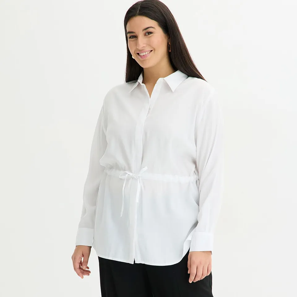 Wei&szlig;e Bluse mit Kragen, Kn&ouml;pfen und Bindeg&uuml;rtel.