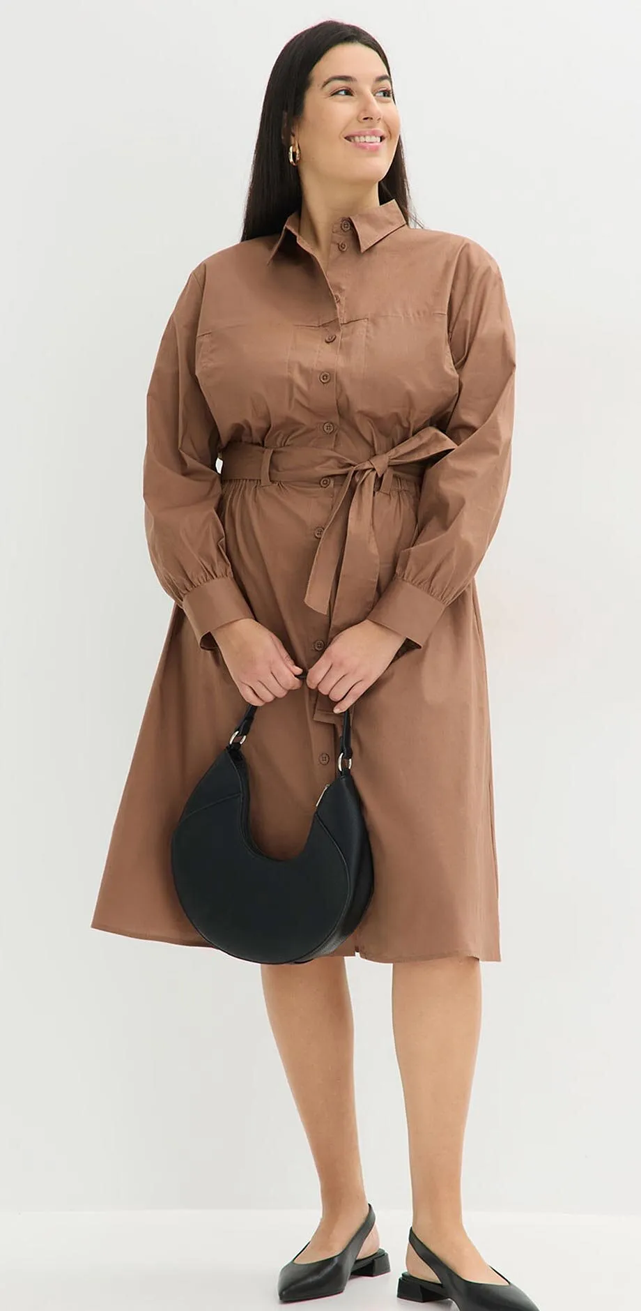 Braunes Hemdblusenkleid mit Bindeg&uuml;rtel, kombiniert mit schwarzer Handtasche.