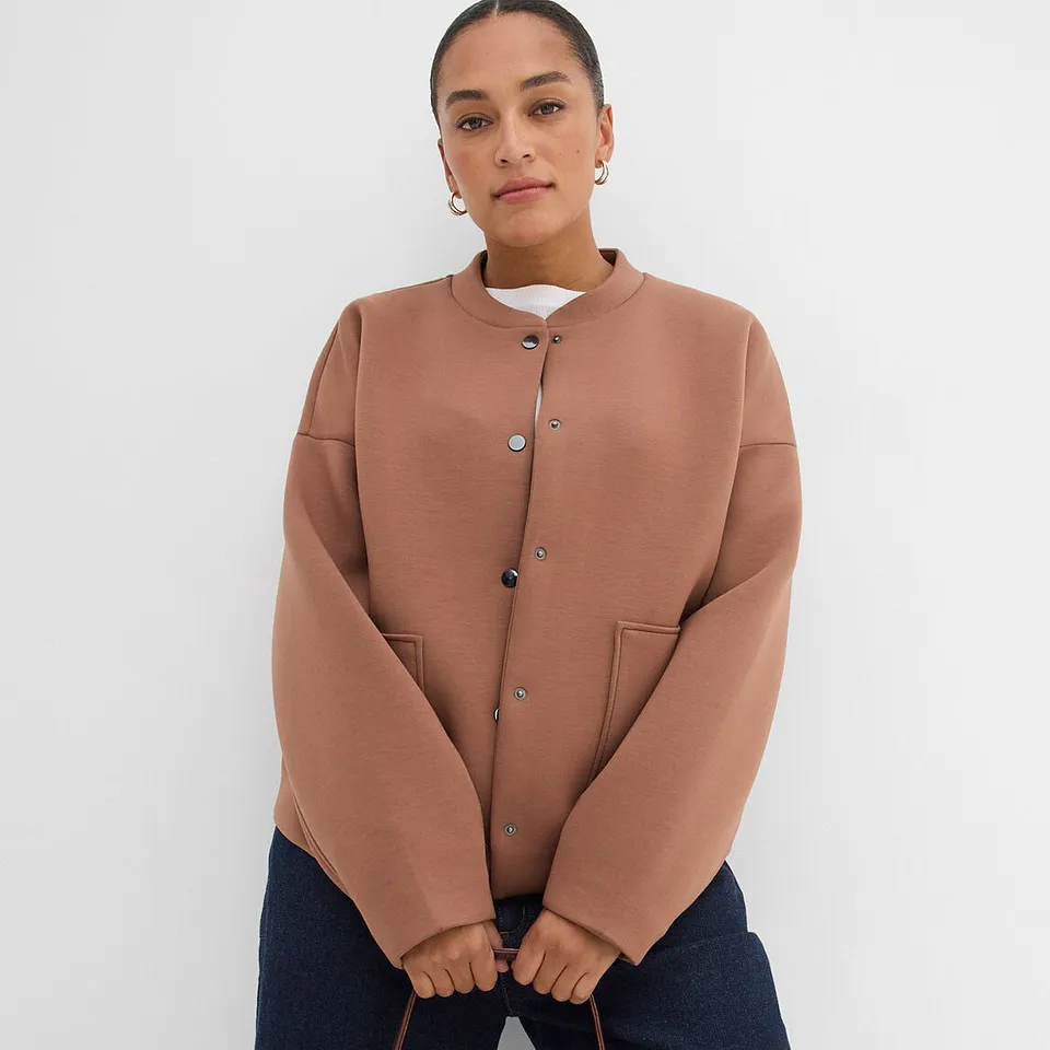 Jacke in Terrakotta mit Druckkn&ouml;pfen und Rundhalsausschnitt.