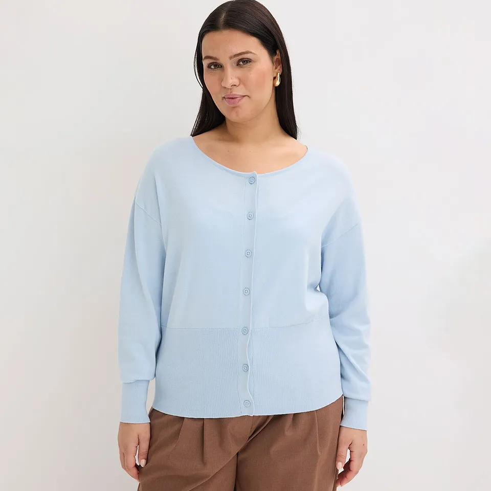 Hellblaue Strickjacke mit Kn&ouml;pfen, lockerer Schnitt.