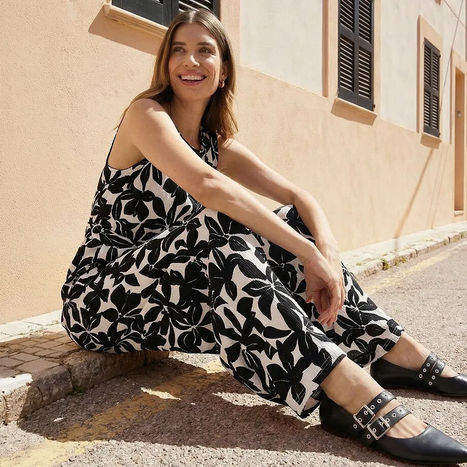 Combinaison sans manches &agrave; motif floral en noir et blanc.