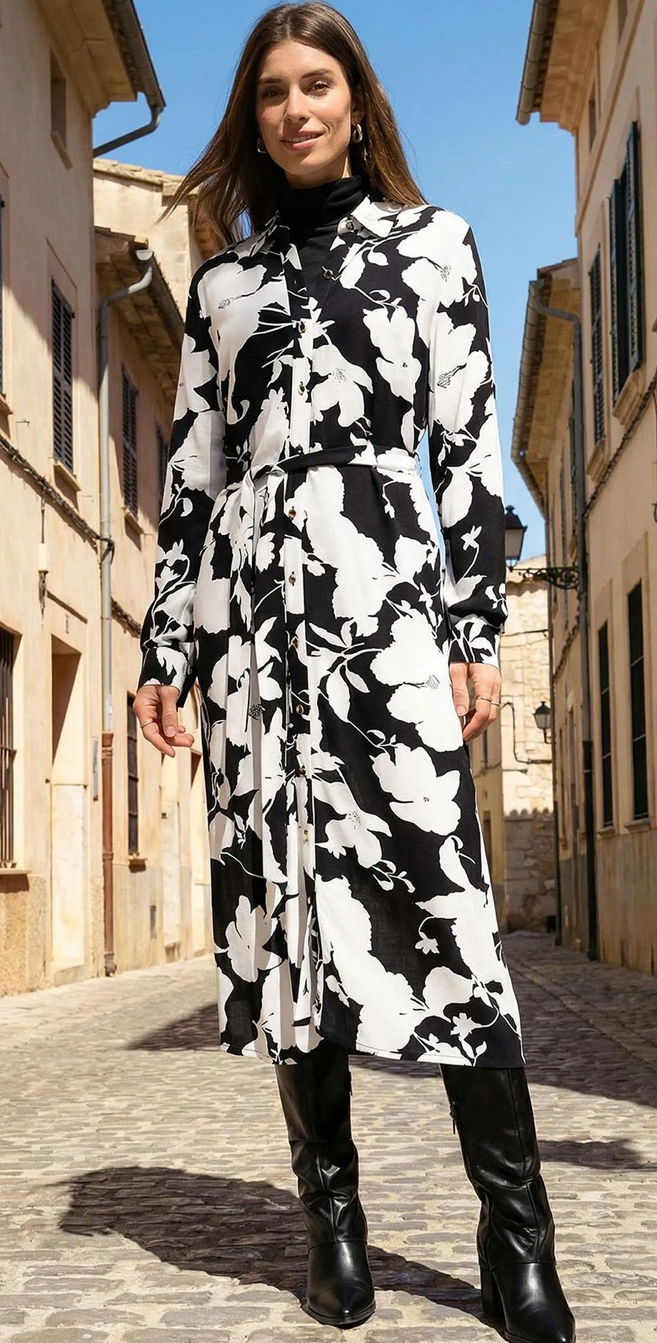 Robe &agrave; motif floral noir et blanc.
