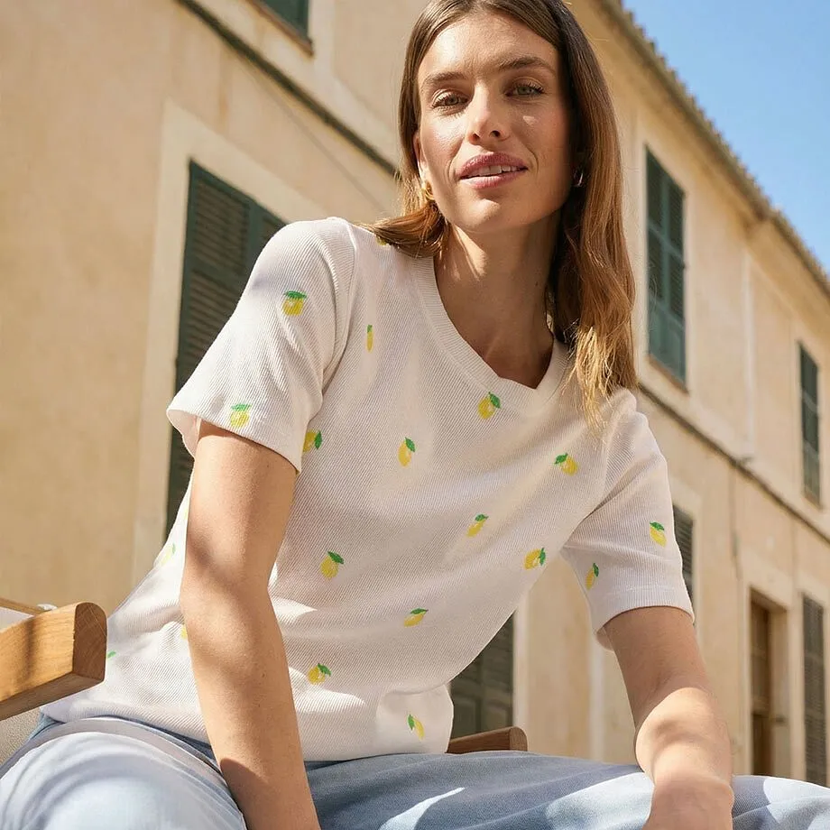 T-shirt blanc avec petits motifs citrons jaunes.