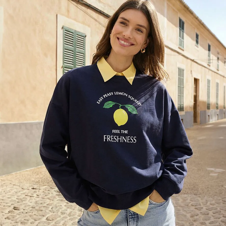 Sweat-shirt bleu fonc&eacute; &agrave; imprim&eacute; citron avec chemisier jaune &agrave; col.