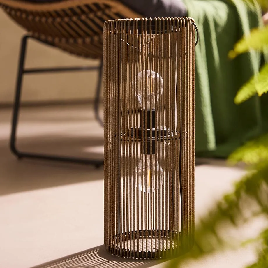 Lanterne d&eacute;corative pos&eacute;e sur un rebord.