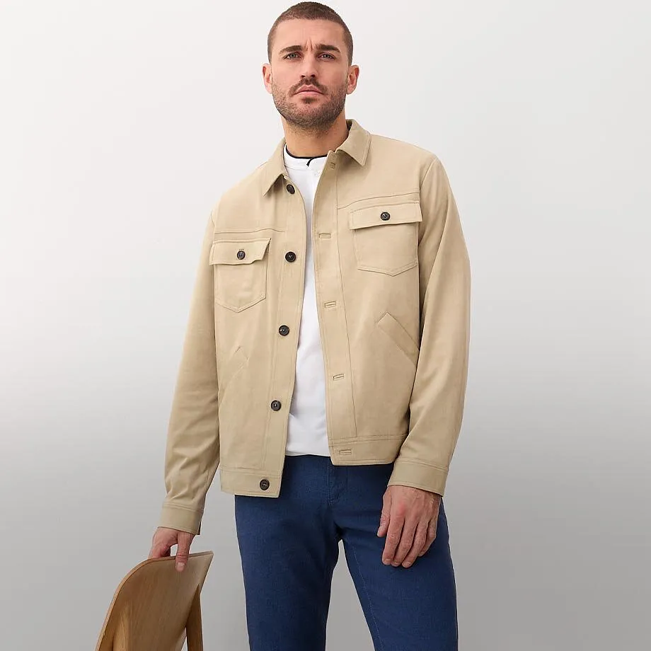 Beige Velourslederimitat Jacke mit Brusttaschen, wei&szlig;es T-Shirt und blaue Hose.