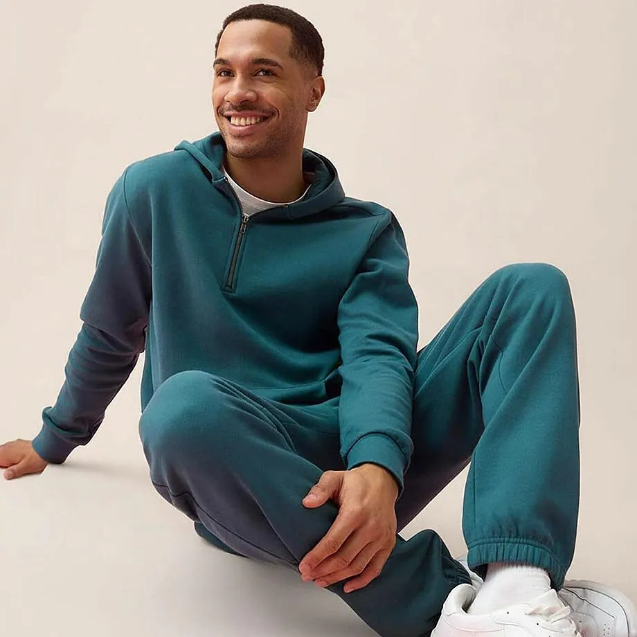 Bequemer t&uuml;rkisfarbener Trainingsanzug. Dazu wei&szlig;e Sneakers.