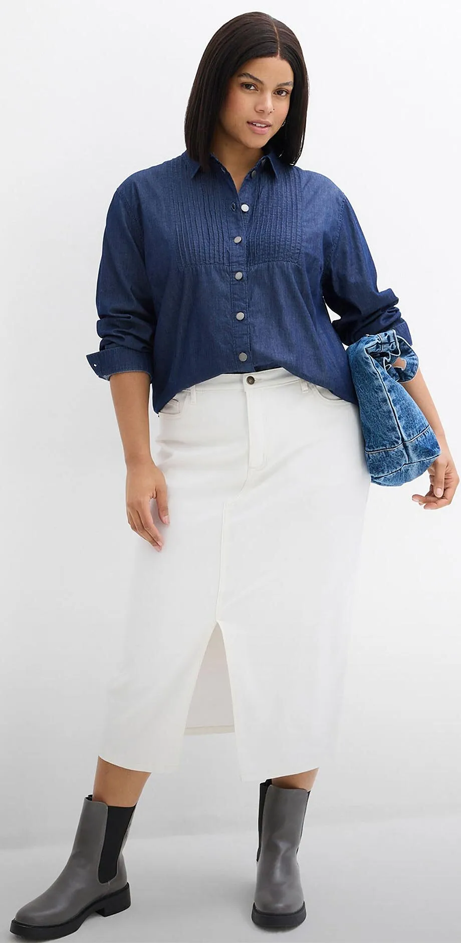 Blaues Hemd mit wei&szlig;em Rock kombiniert. 