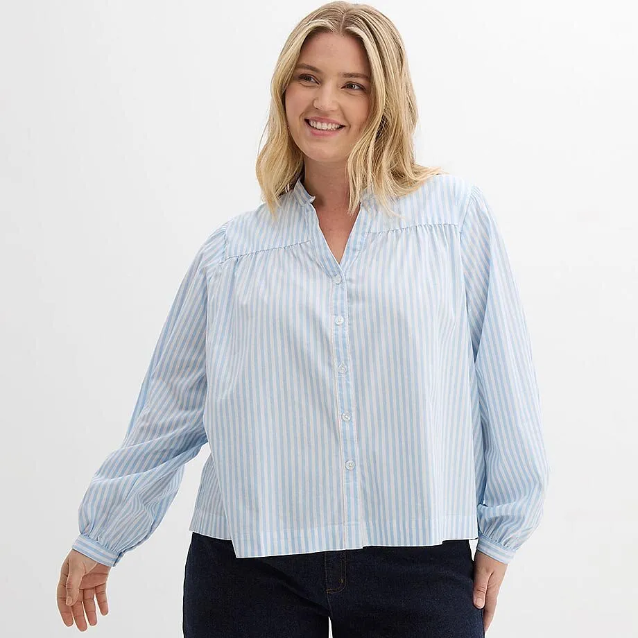 Luftige hellblaue Bluse mit wei&szlig;en Streifen und weiten &Auml;rmeln.