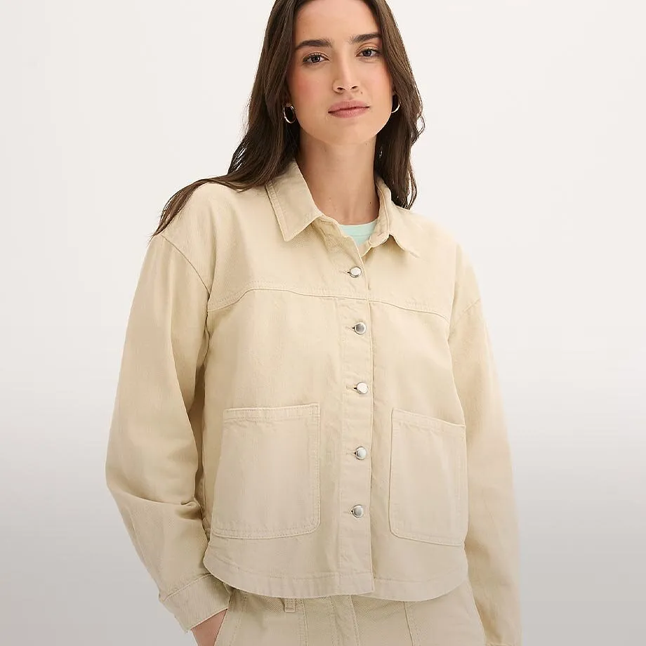 Veste de couleur cr&egrave;me avec col, boutons et poches plaqu&eacute;es. 