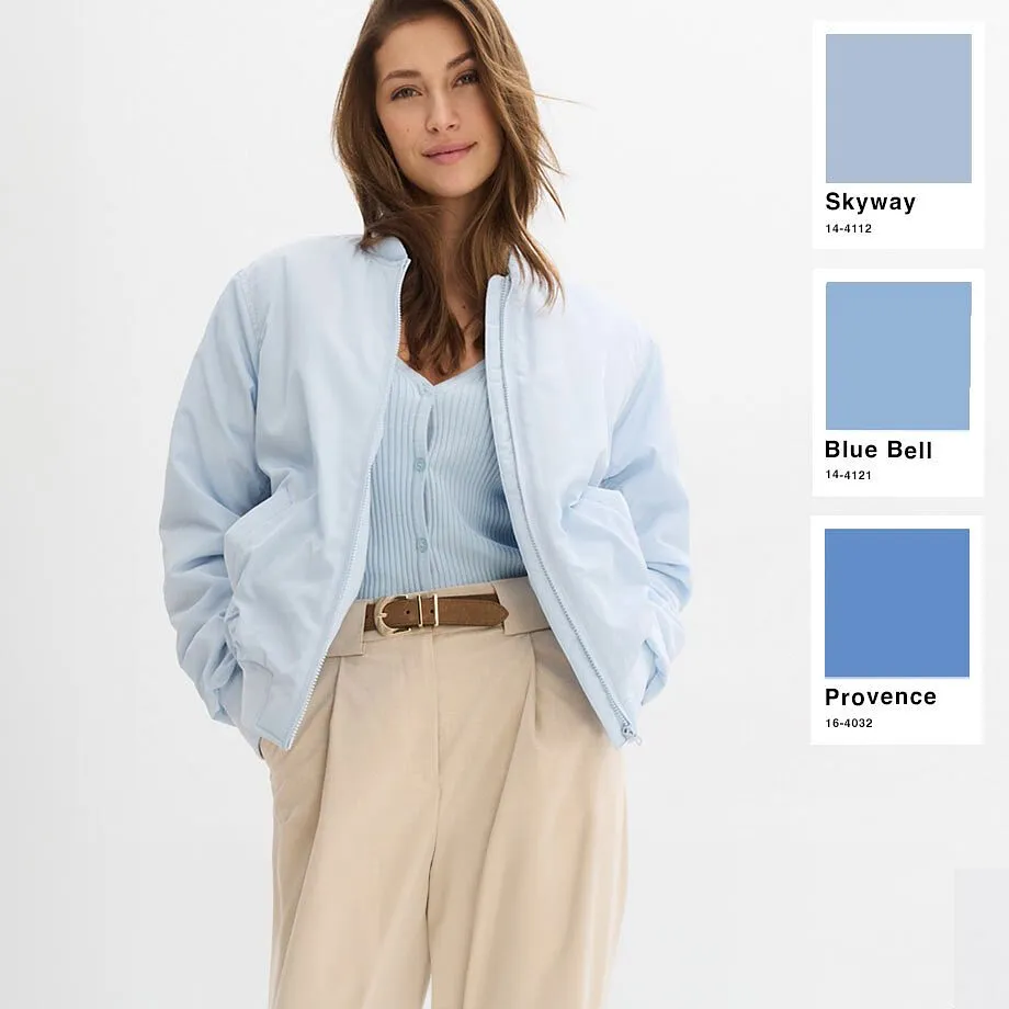 Fra&icirc;cheur de printemps : veste bleu clair sur un top assorti, pantalon beige avec ceinture marron.