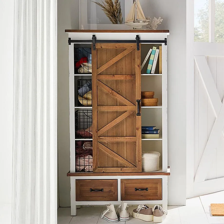 Armoire rustique avec porte coulissante et &eacute;tag&egrave;res.
