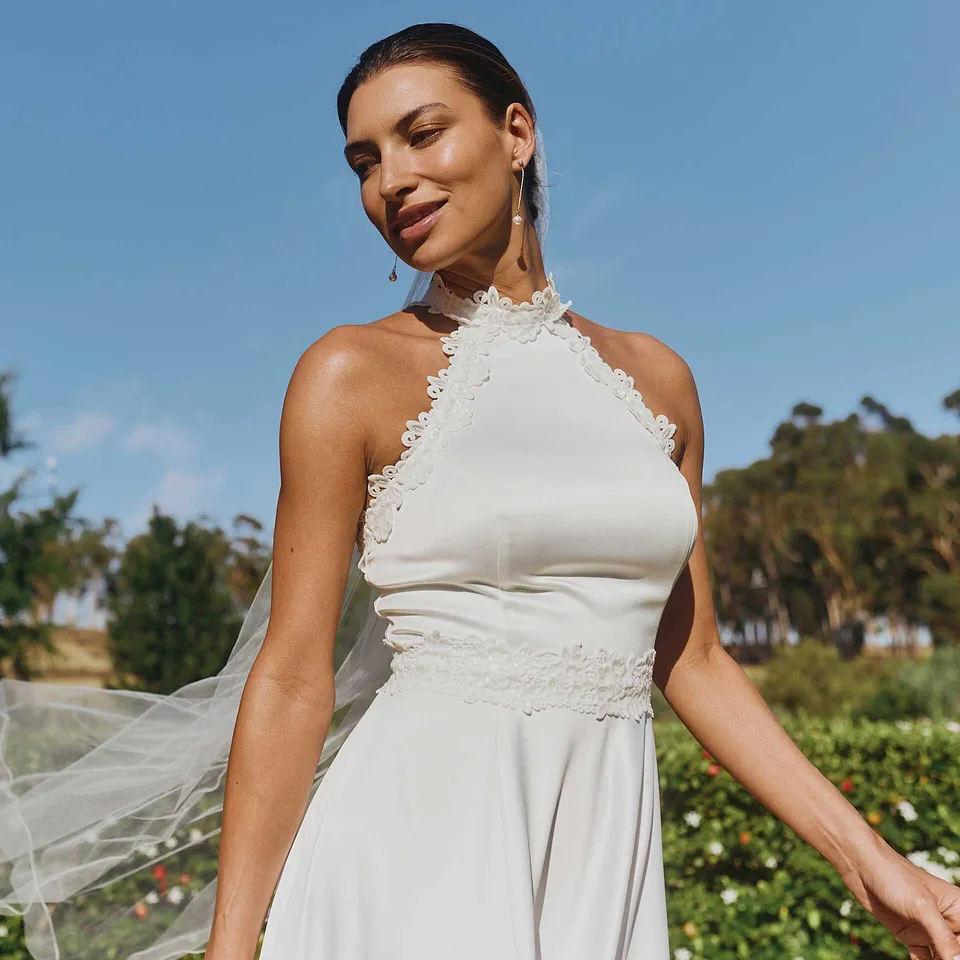 Tendance - Robe de mari&eacute;e en satin brillant et dentelle - &eacute;cru