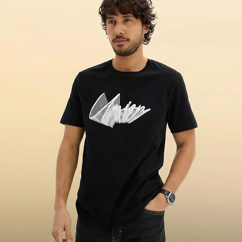 Schlichtes wei&szlig;es Langarmshirt mit kleinem Logo.