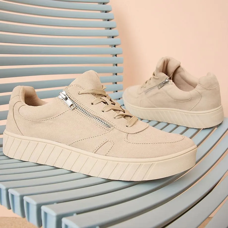 Sneakers beige avec zip et semelle structur&eacute;e.