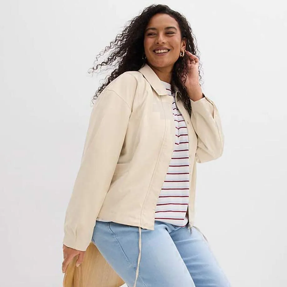 Cremefarbene Jacke &uuml;ber gestreiftem Shirt