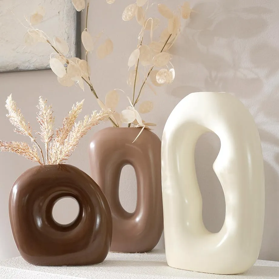 Vases modernes dans des tons terreux et blanc.