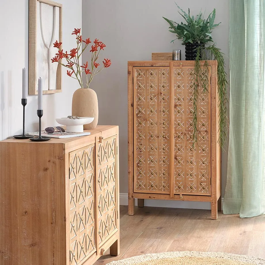 Une pi&egrave;ce conviviale avec des meubles en bois clair.