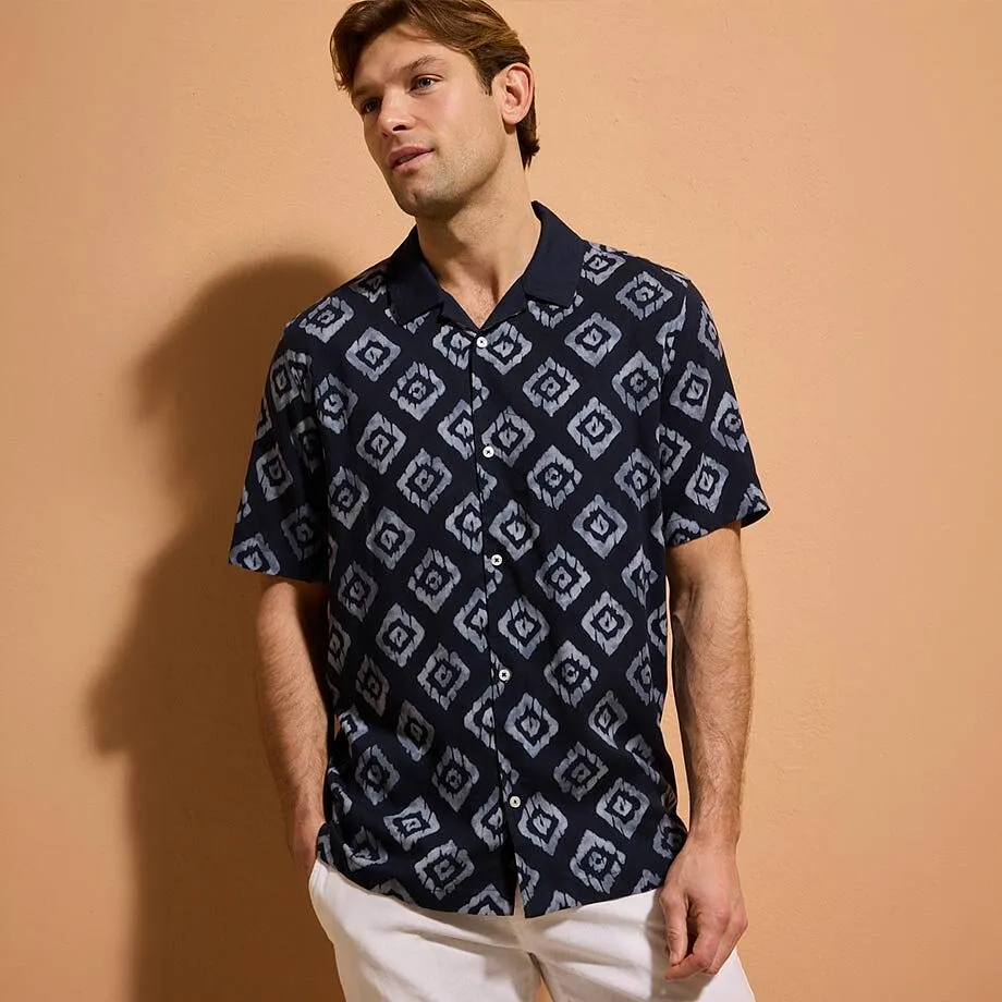 Chemise bleu fonc&eacute; &agrave; motif g&eacute;om&eacute;trique & manches courtes.